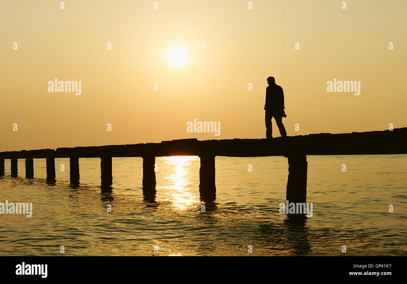 Bewölktem Himmel Fußgängerbrücke Sunrise Stockfoto