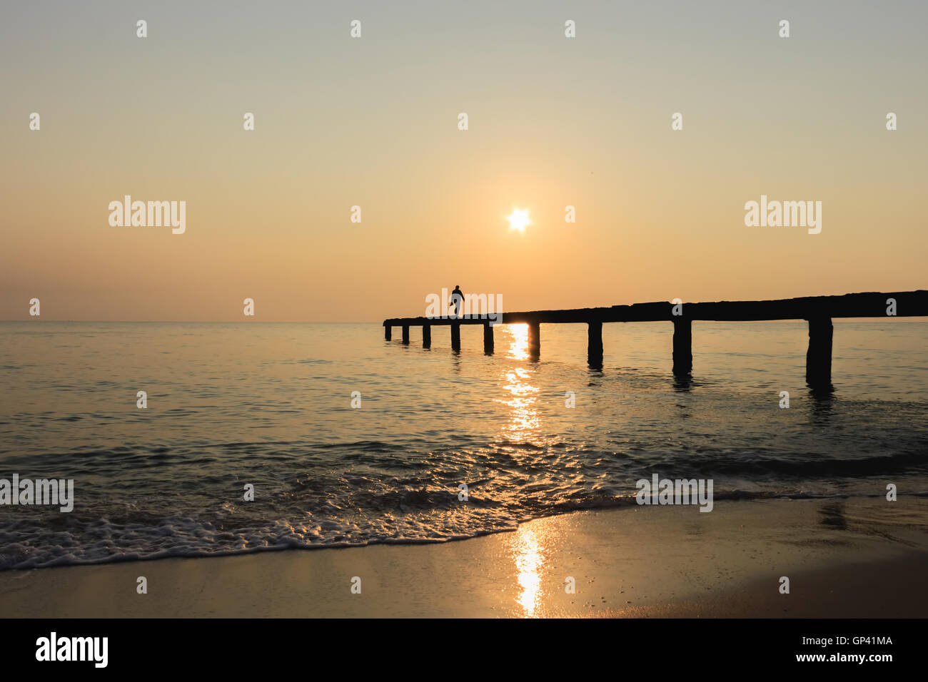 Bewölktem Himmel Fußgängerbrücke Sunrise Stockfoto