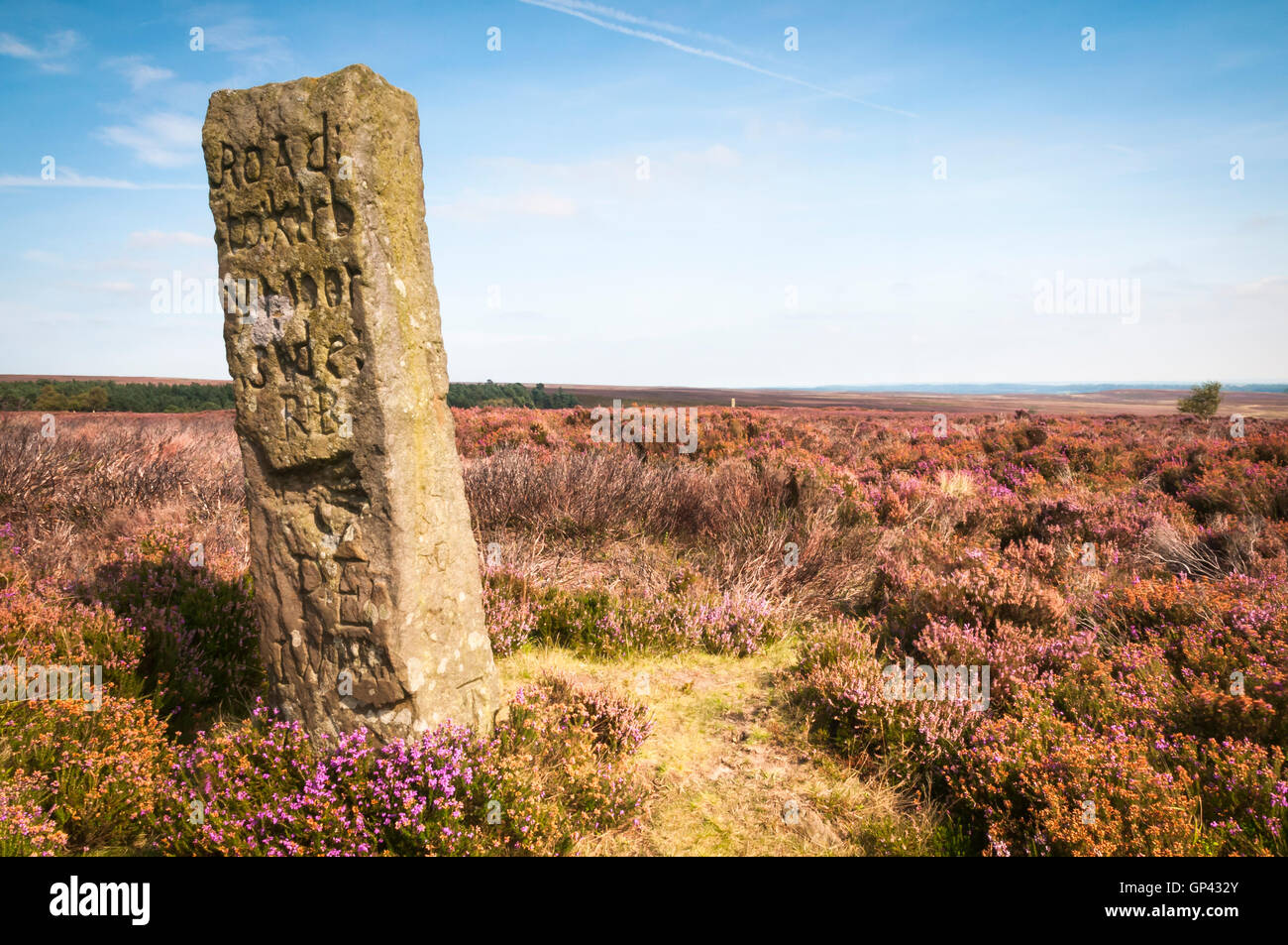 Der alte Stein Kirkbymoorside Roadsign auf Blakey Ridge North Yorkshire moors, England. Stockfoto