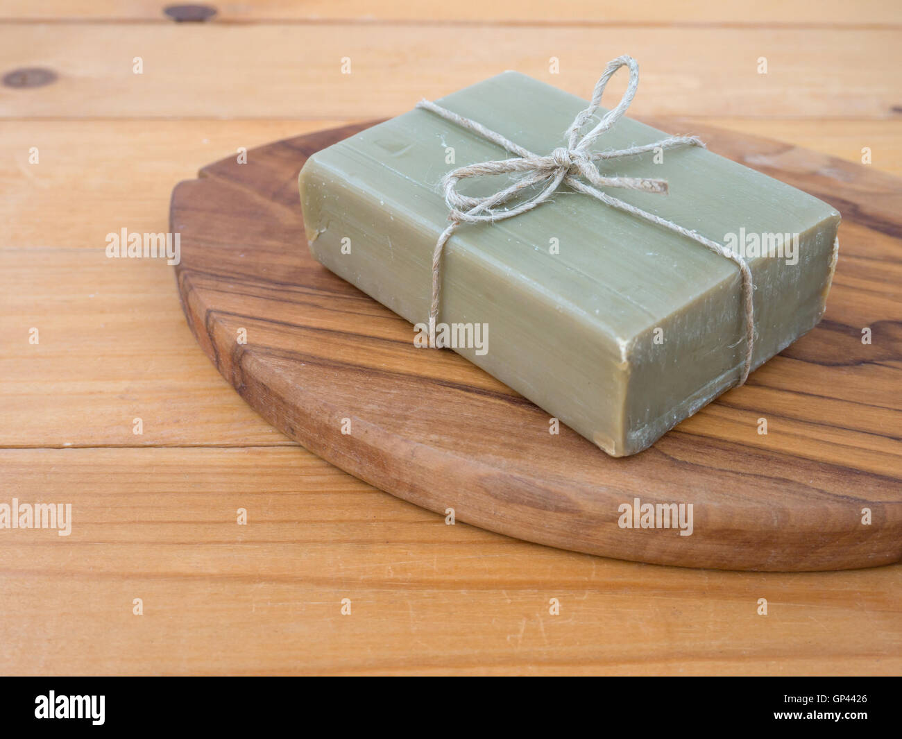 Pflanzliche Seife mit Jute Seil auf dem Olivenbaum-Brett gebunden Stockfoto