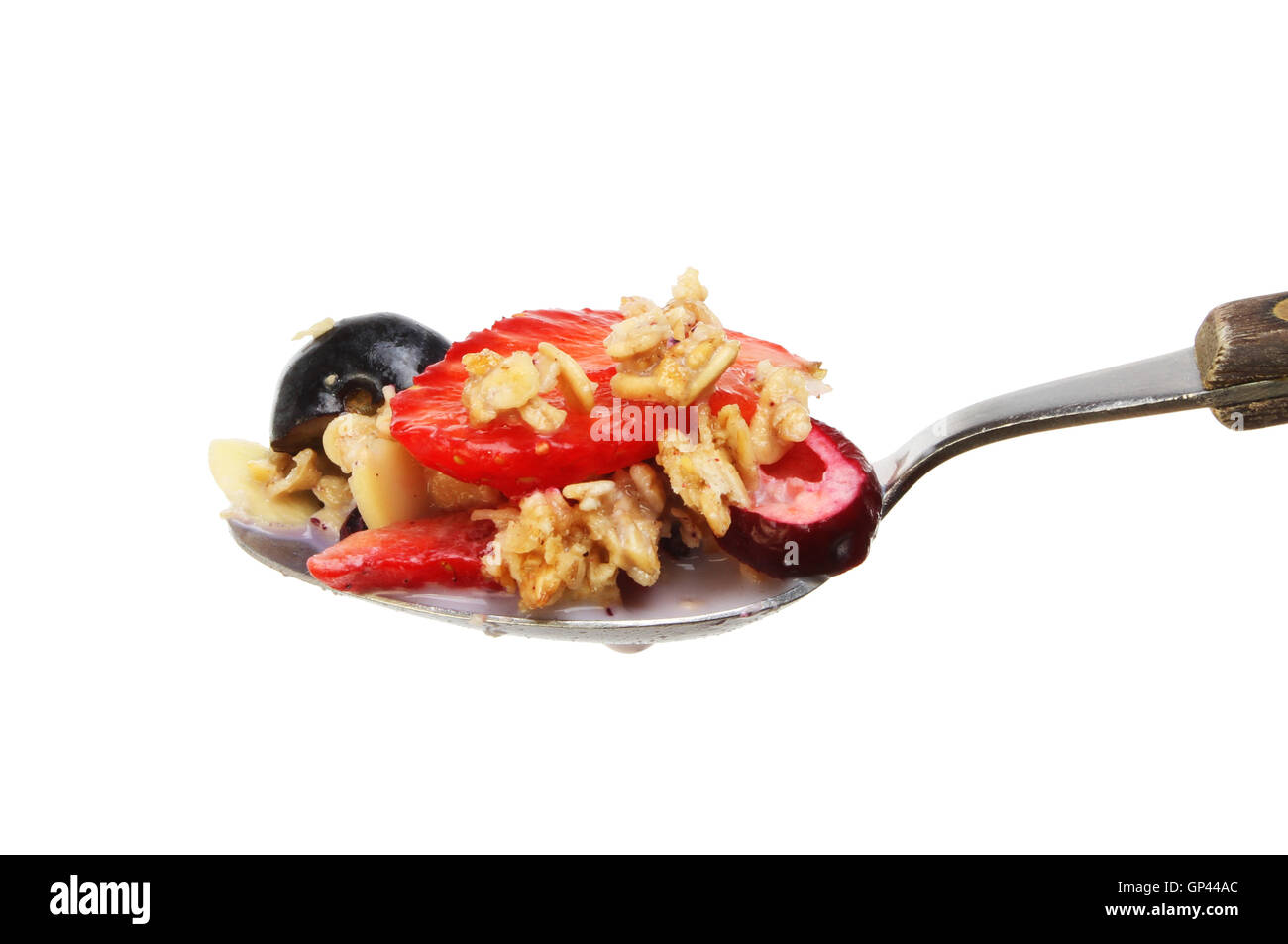 Müsli und frischen Beeren in einem Löffel isoliert gegen weiß Stockfoto