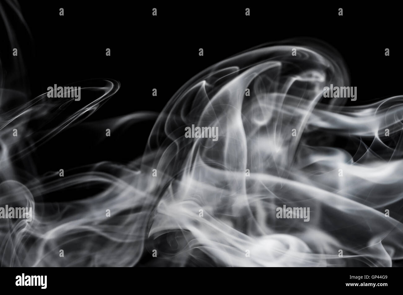 Abstrakte Rauch isoliert auf schwarz Stockfoto