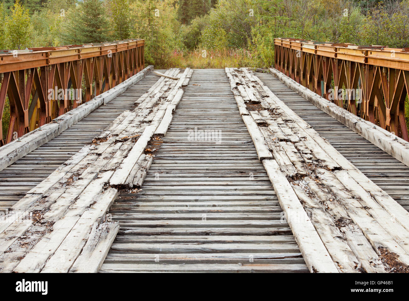 Verlassene morsche Brücke nach nirgendwo Stockfoto