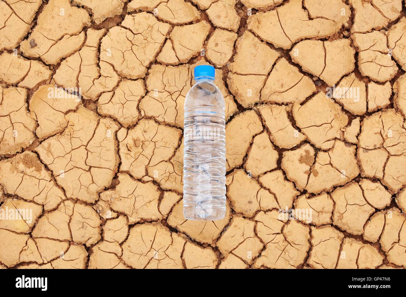 Trinkwasser-Flasche auf trockenen Untergrund Stockfoto