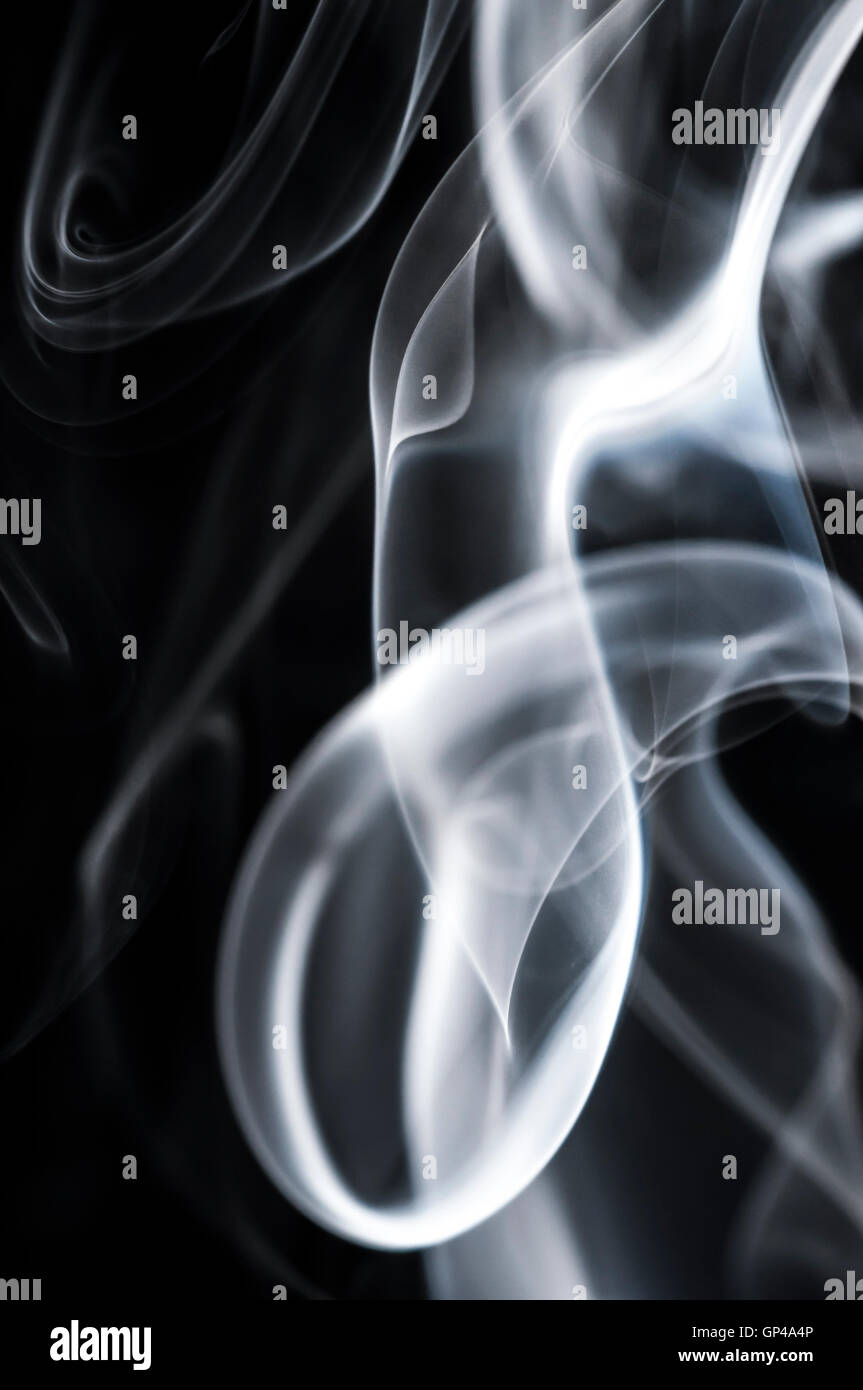 Abstrakte Rauch isoliert auf schwarz Stockfoto