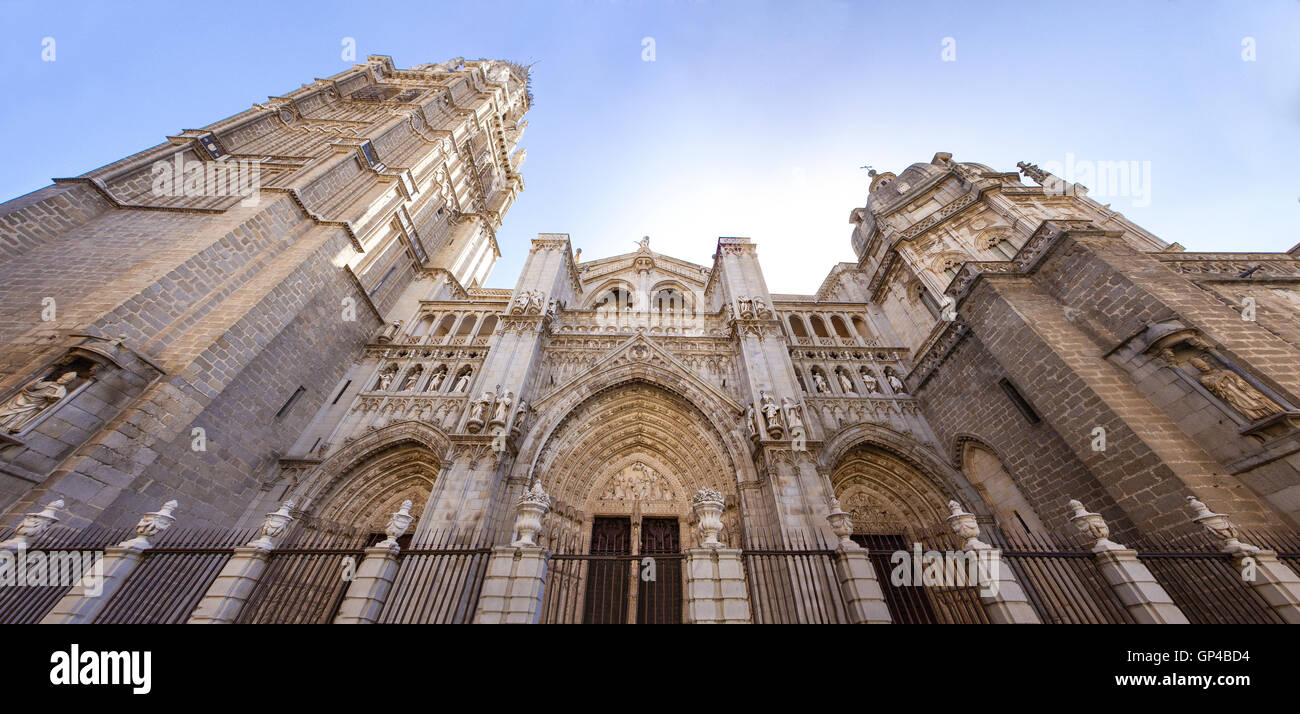 Kathedrale von Toledo zwischen den engen Gassen der mittelalterlichen Stadt von Toledo, Spanien. Panoramablick auf niedrigen Winkel Stockfoto