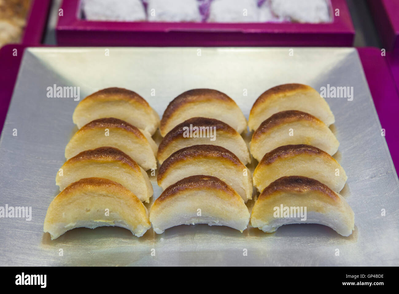 Toledo traditionelle handgefertigte Marzipan Stücke über silbernen Tablett Stockfoto