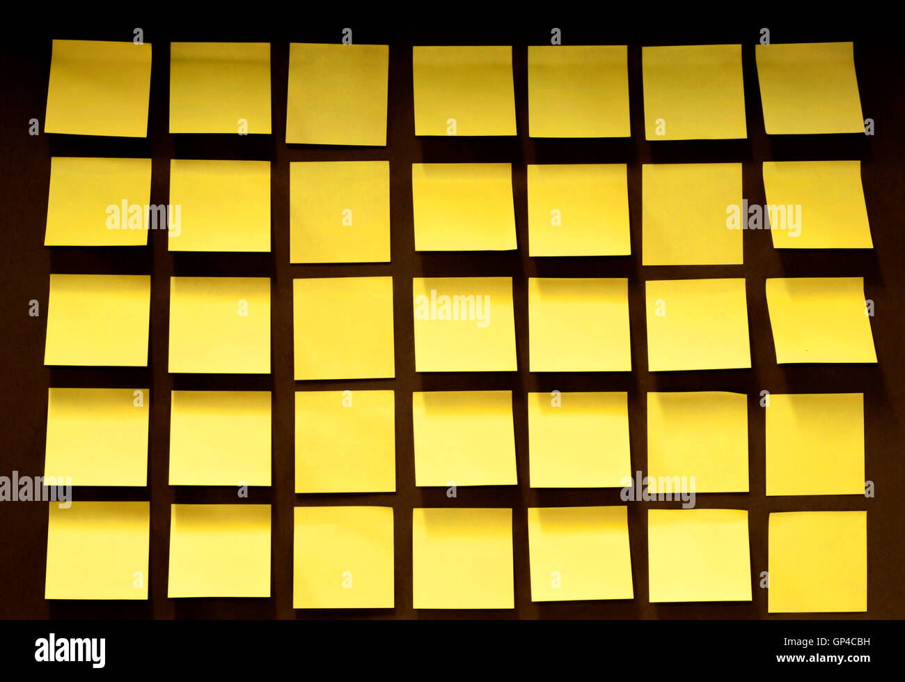 Gelben post-it eine Pinnwand für Notizen Stockfoto