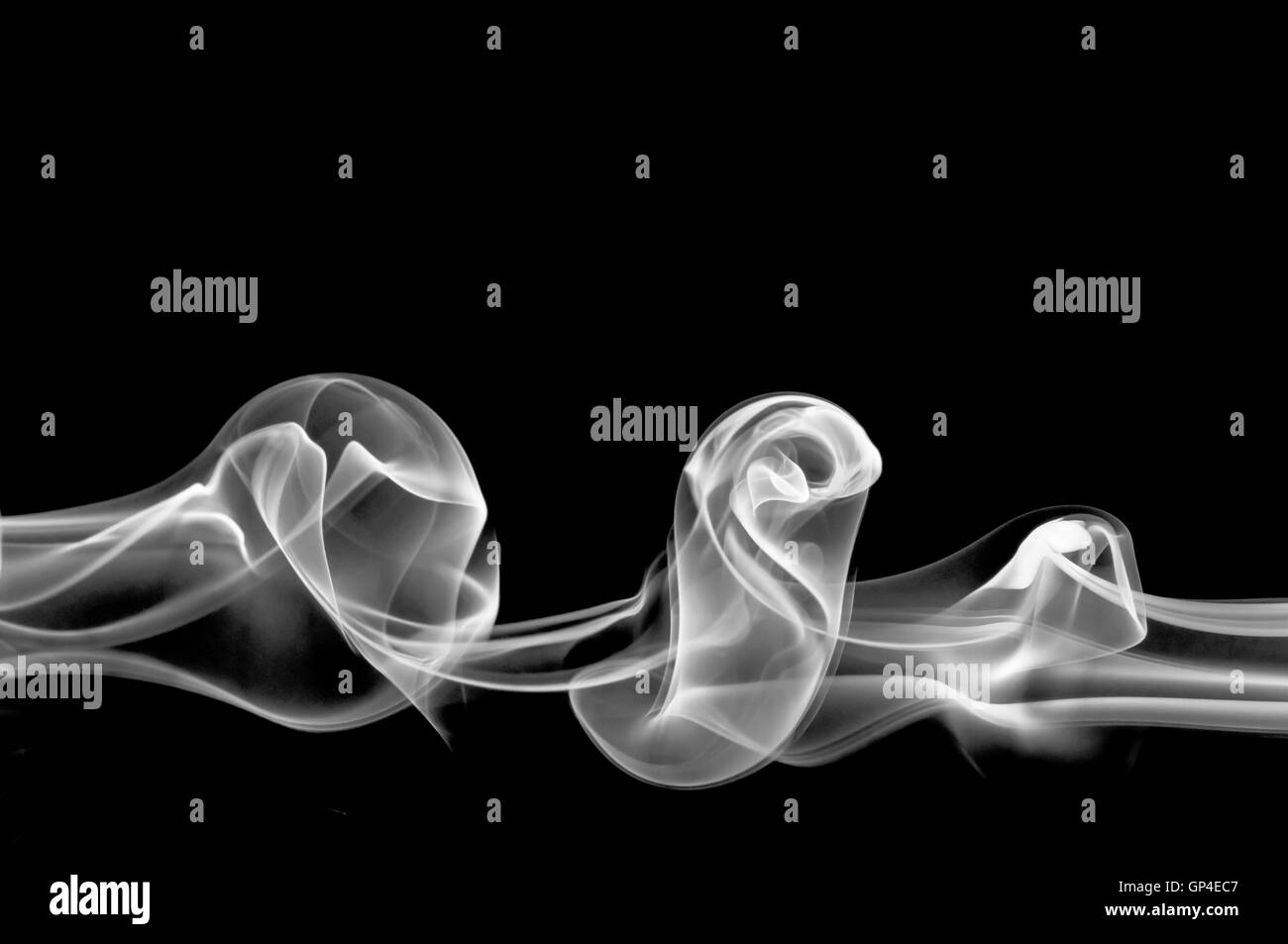 Abstrakte Rauch isoliert auf schwarz Stockfoto