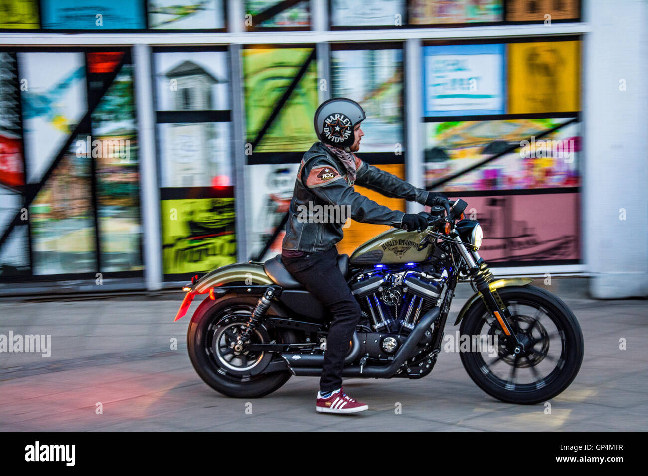 Harley Davidson Fahrer - mit einem bunten Hintergrund Stockfoto