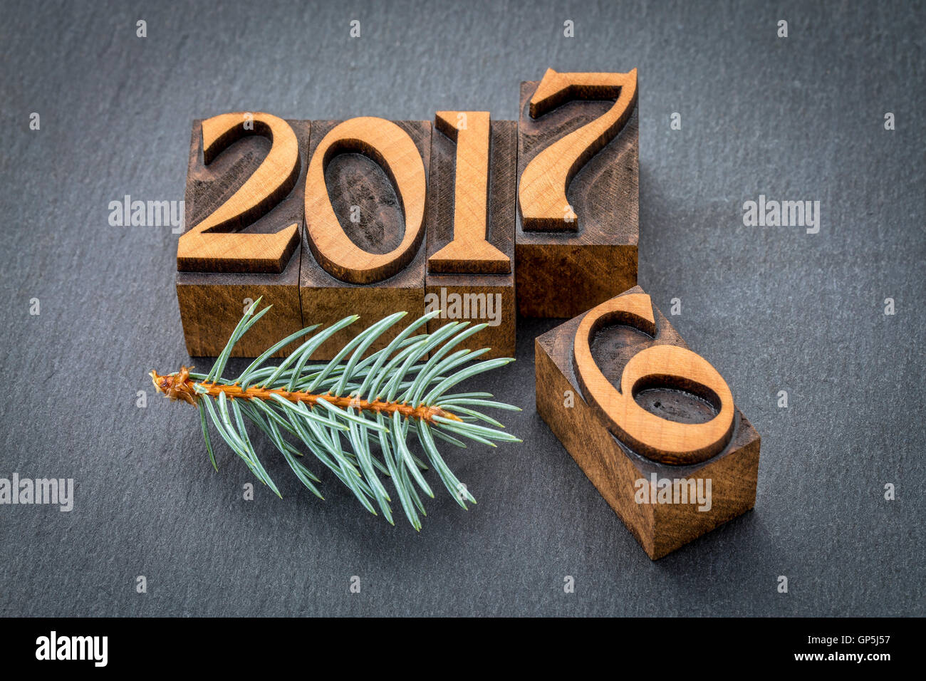 Neujahr 2017 ersetzt das alte Jahr 2016 - Buchdruck Holzart Blöcke auf ein Schiefer Stockfoto