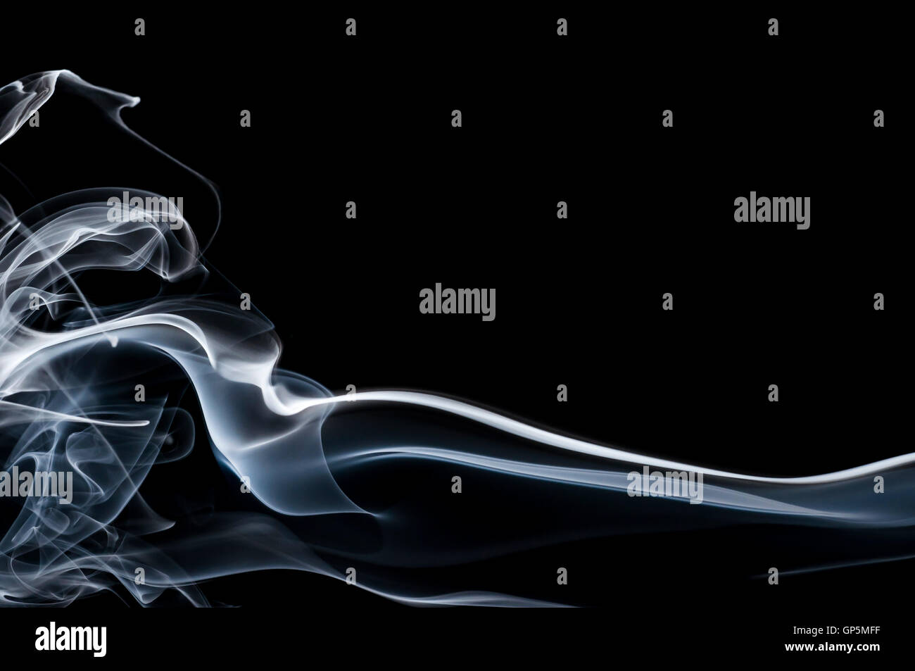 Abstrakte Rauch isoliert auf schwarz Stockfoto