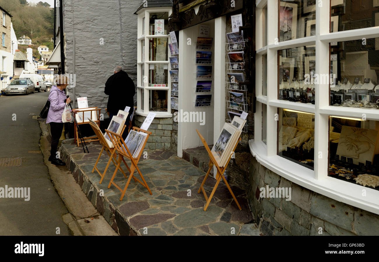 Menschen Einkaufen in einem polperro Straße, Cornwall, England Stockfoto