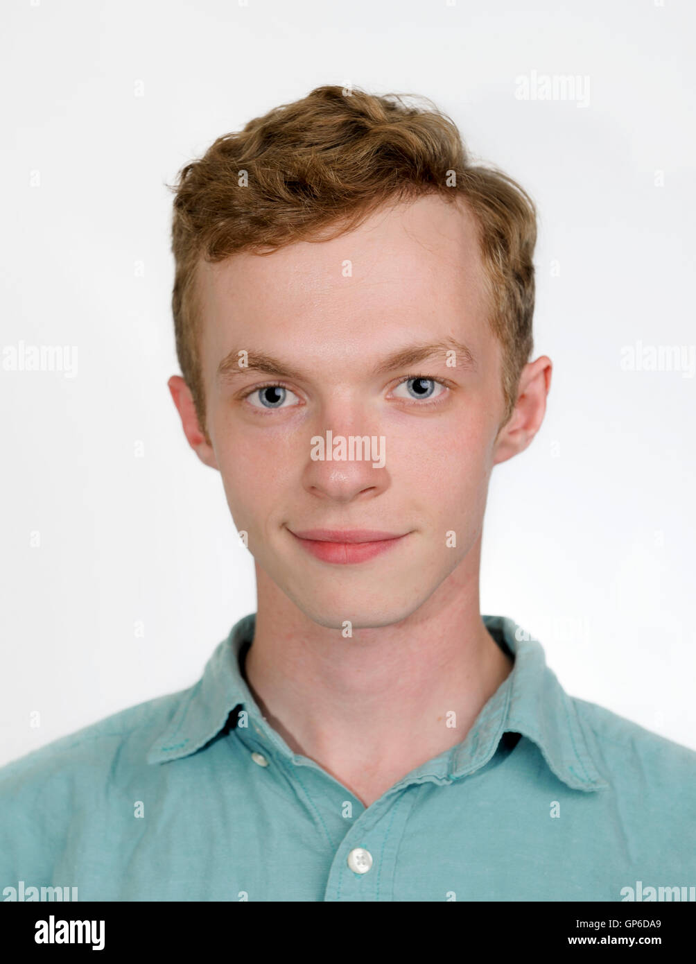 Junger Mann in frühen zwanziger Jahren Kopf Porträtaufnahme Stockfoto