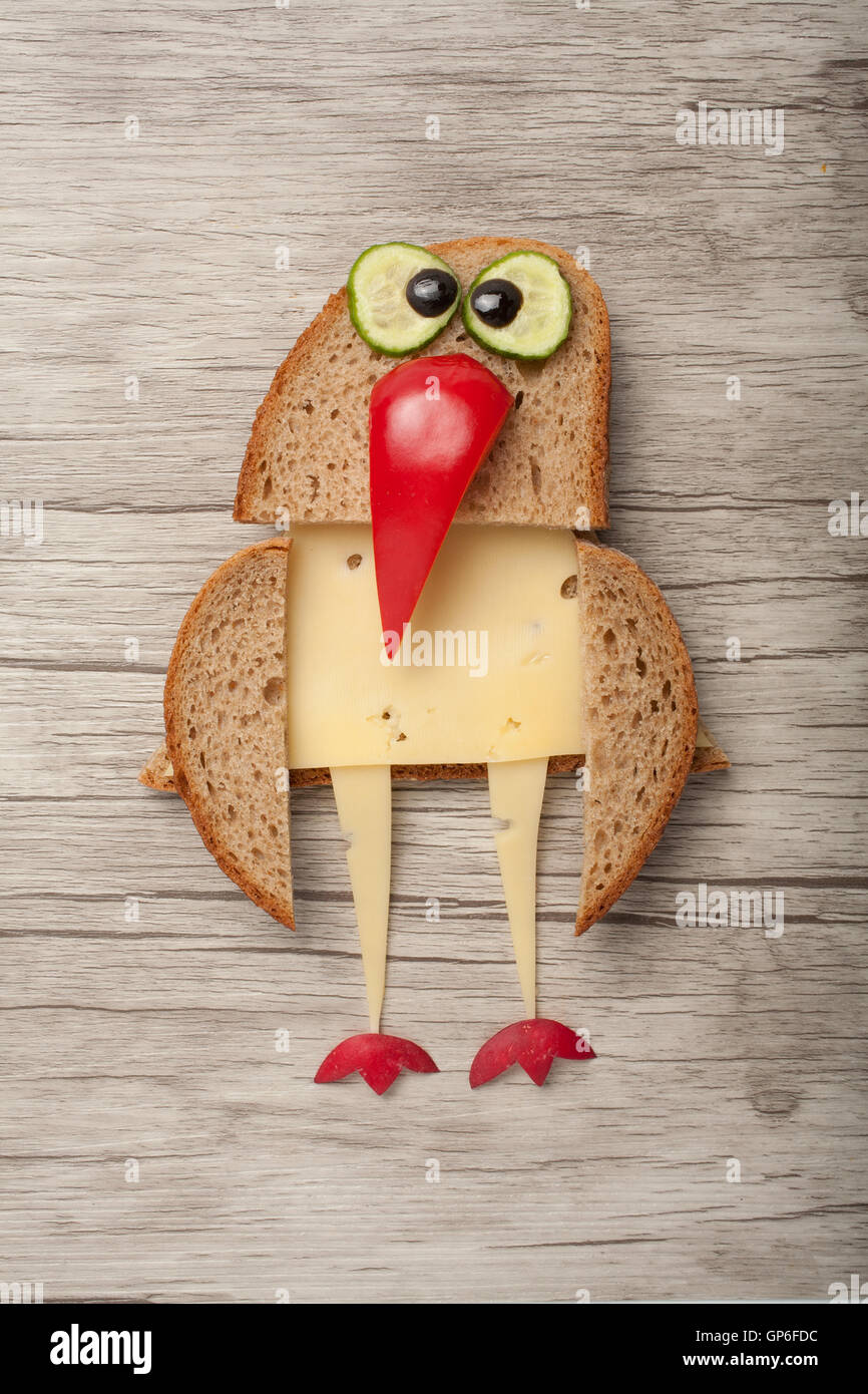 Amüsante Vogel aus Brot und Käse auf Schreibtisch gemacht Stockfoto