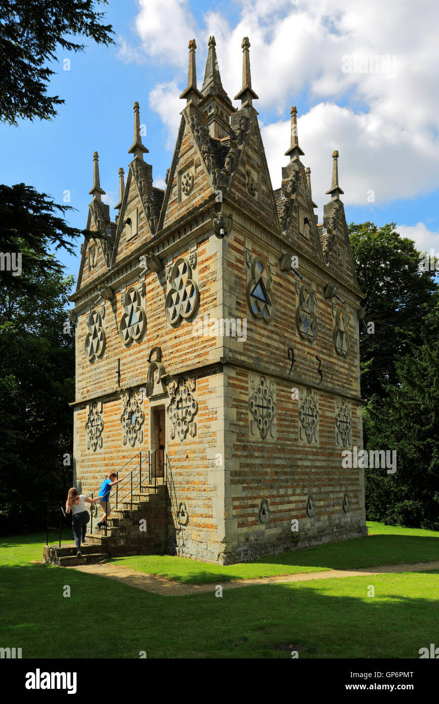 Die Rushton dreieckige Lodge Torheit, gebaut im Jahre 1592 von Sir Thomas Tresham, Rushton Dorf, Northamptonshire, England. Stockfoto