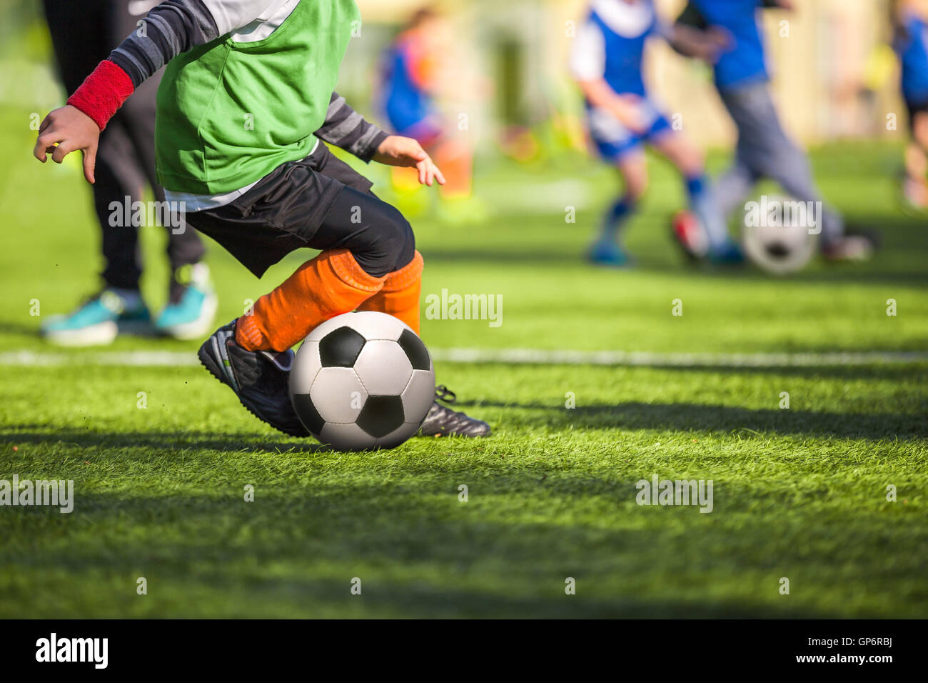 Kinder spielen Fußball-Training-Spiele am Sportplatz Stockfotografie - Alamy