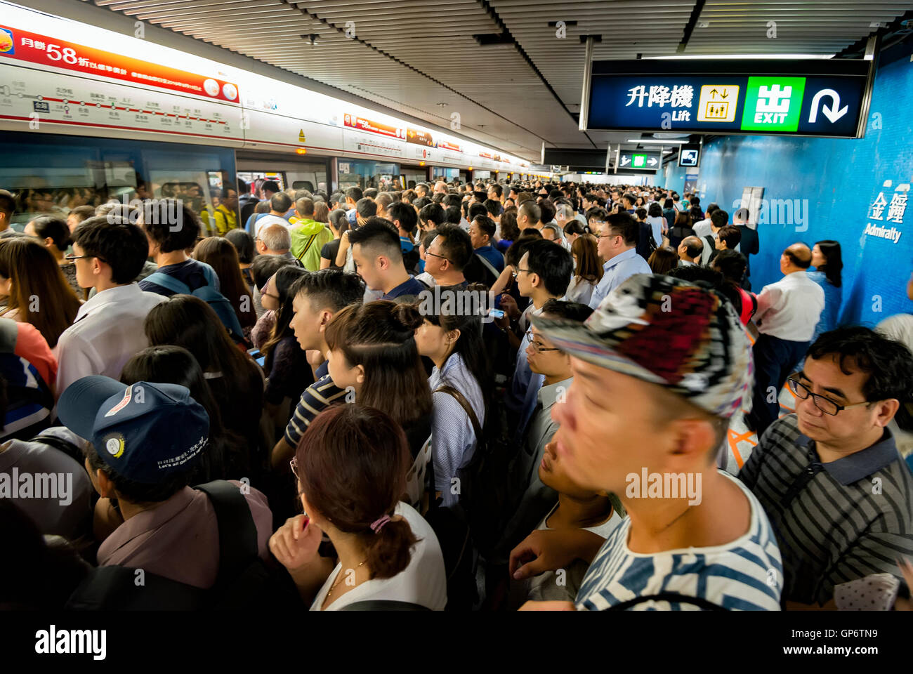 Die Hong Kong MTR u-Bahn während der Rush Hour, Hong Kong, China Stockfoto
