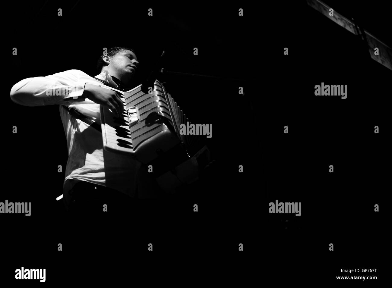 Belgrad, Serbien. 25. Juni 2016. Akkordeon-Spieler Oscar Simonsson des Orchesters KOOP Oscar Akkordeon zu spielen, auf der Bühne. Stockfoto