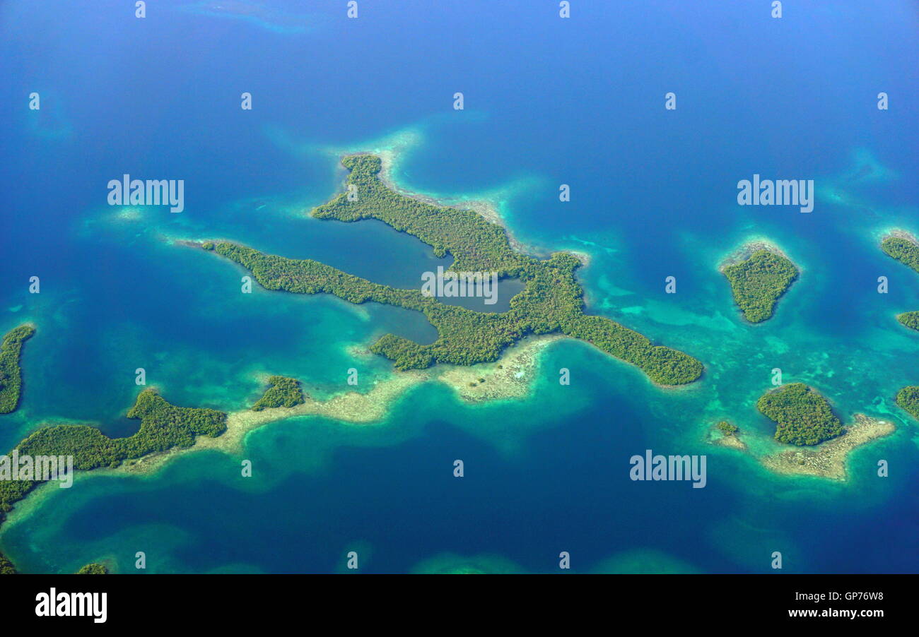 Luftaufnahme von Mangroven-Inseln im Archipel von Bocas del Toro, Karibik, Panama, Mittelamerika Stockfoto
