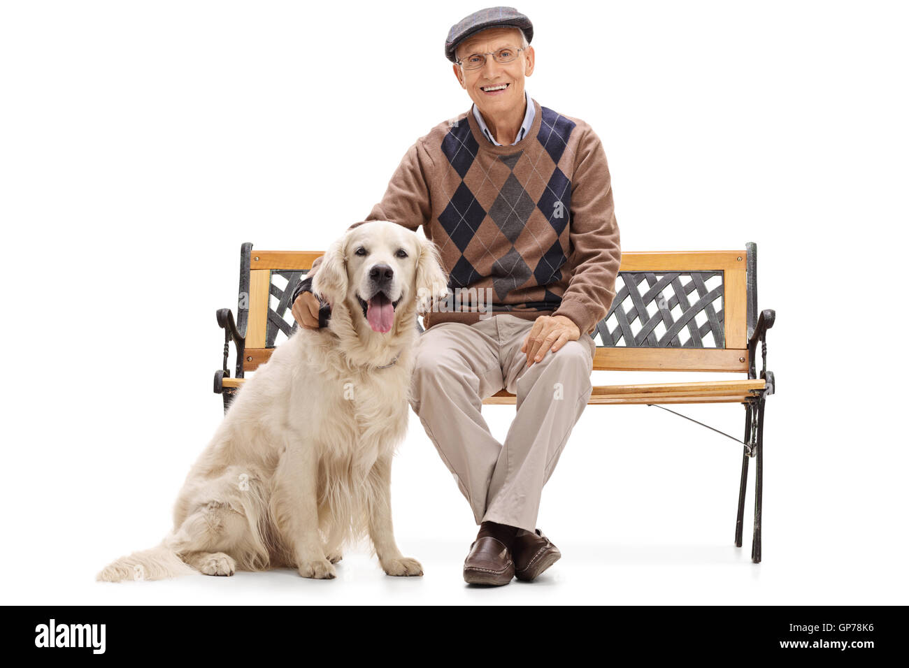 Senior, sitzen auf einer Bank mit seinem Hund isoliert auf weißem Hintergrund Stockfoto