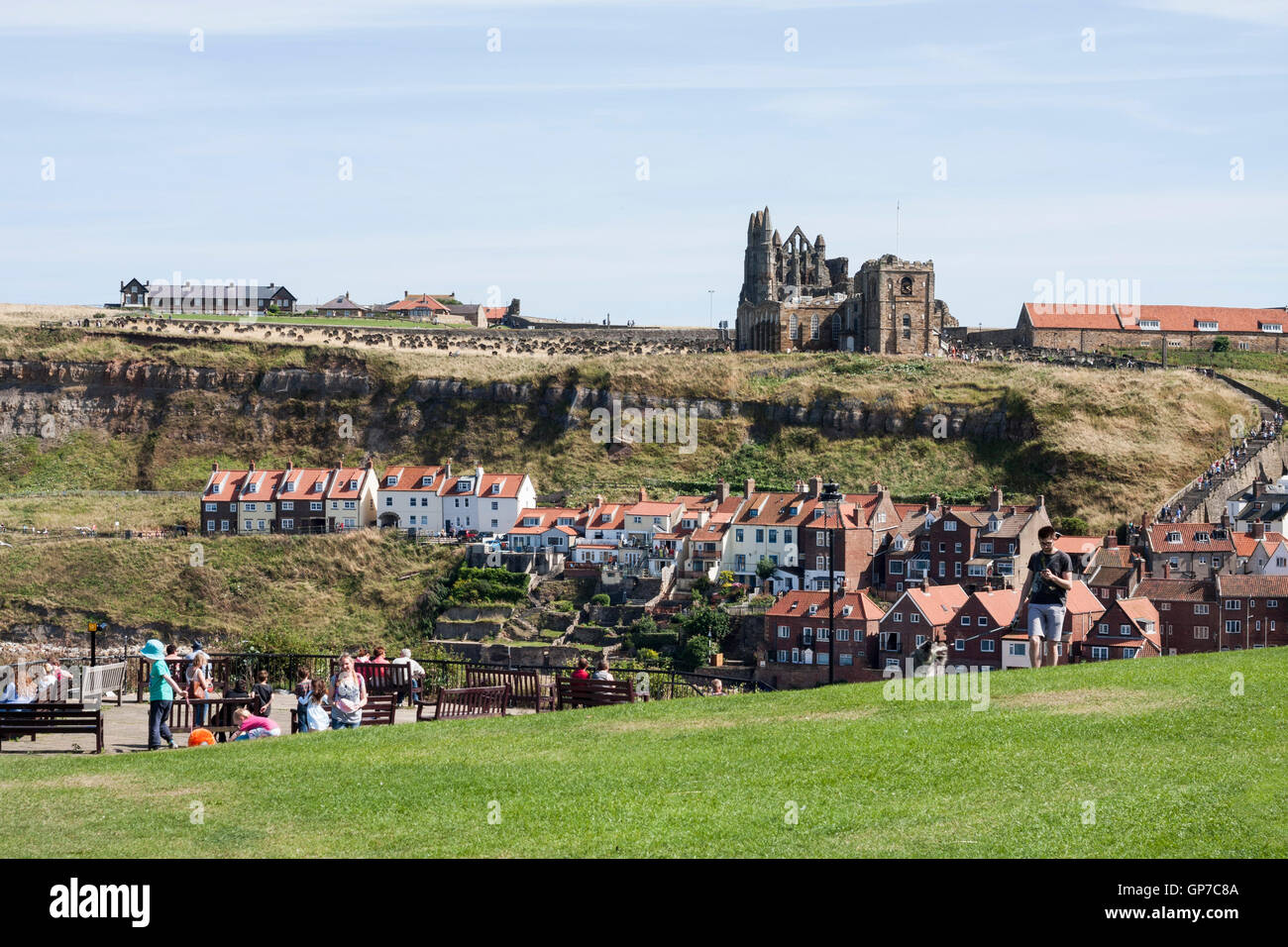 Einen erhöhten Blick auf den Hafen und Ost Klippen von Whitby, North Yorkshire, einschließlich der Abtei Stockfoto