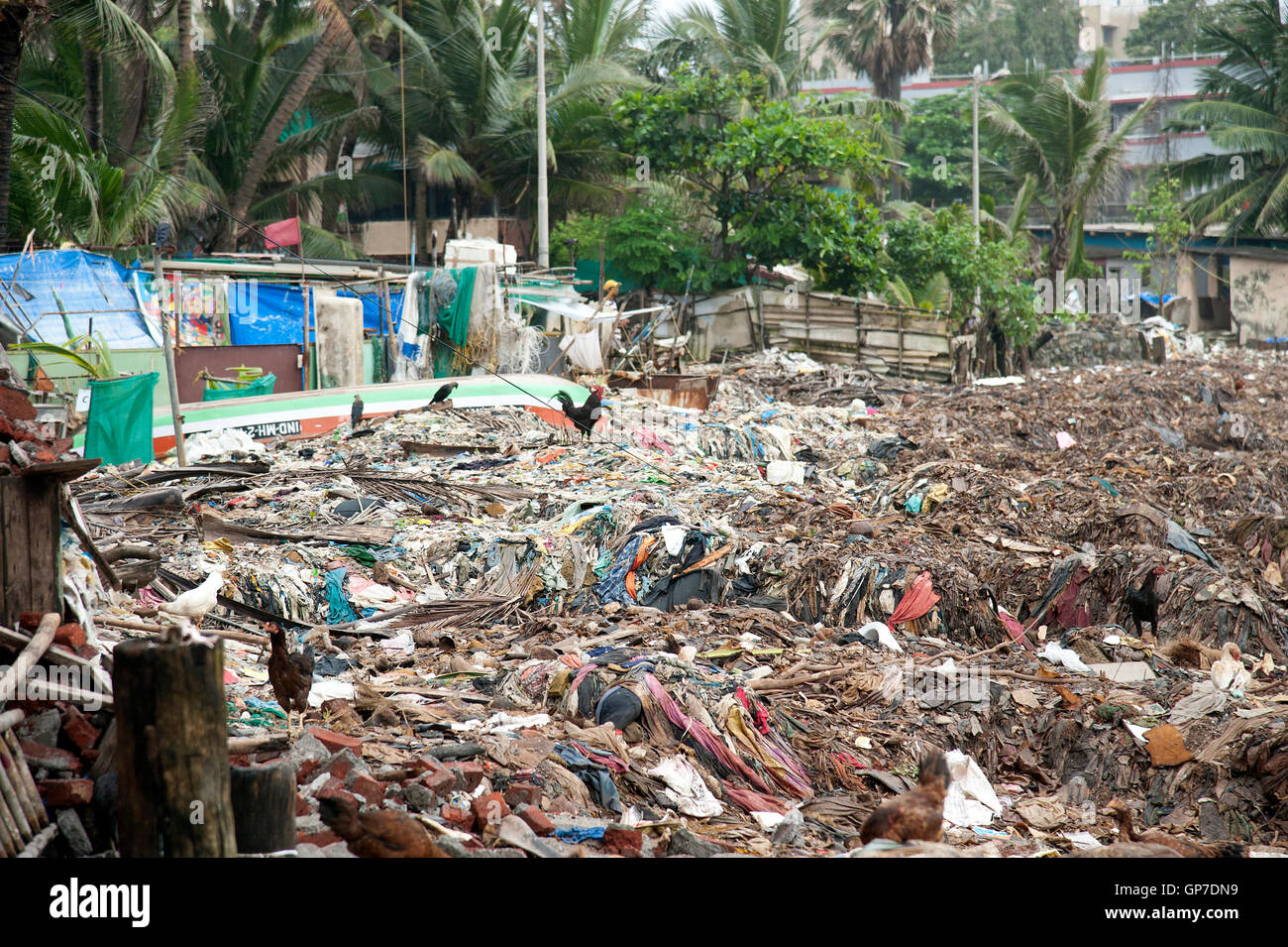 Das Bild der Plastikmüll an Küste Bandra Hill Road, Mumbai, Maharashtra, Indien Stockfoto