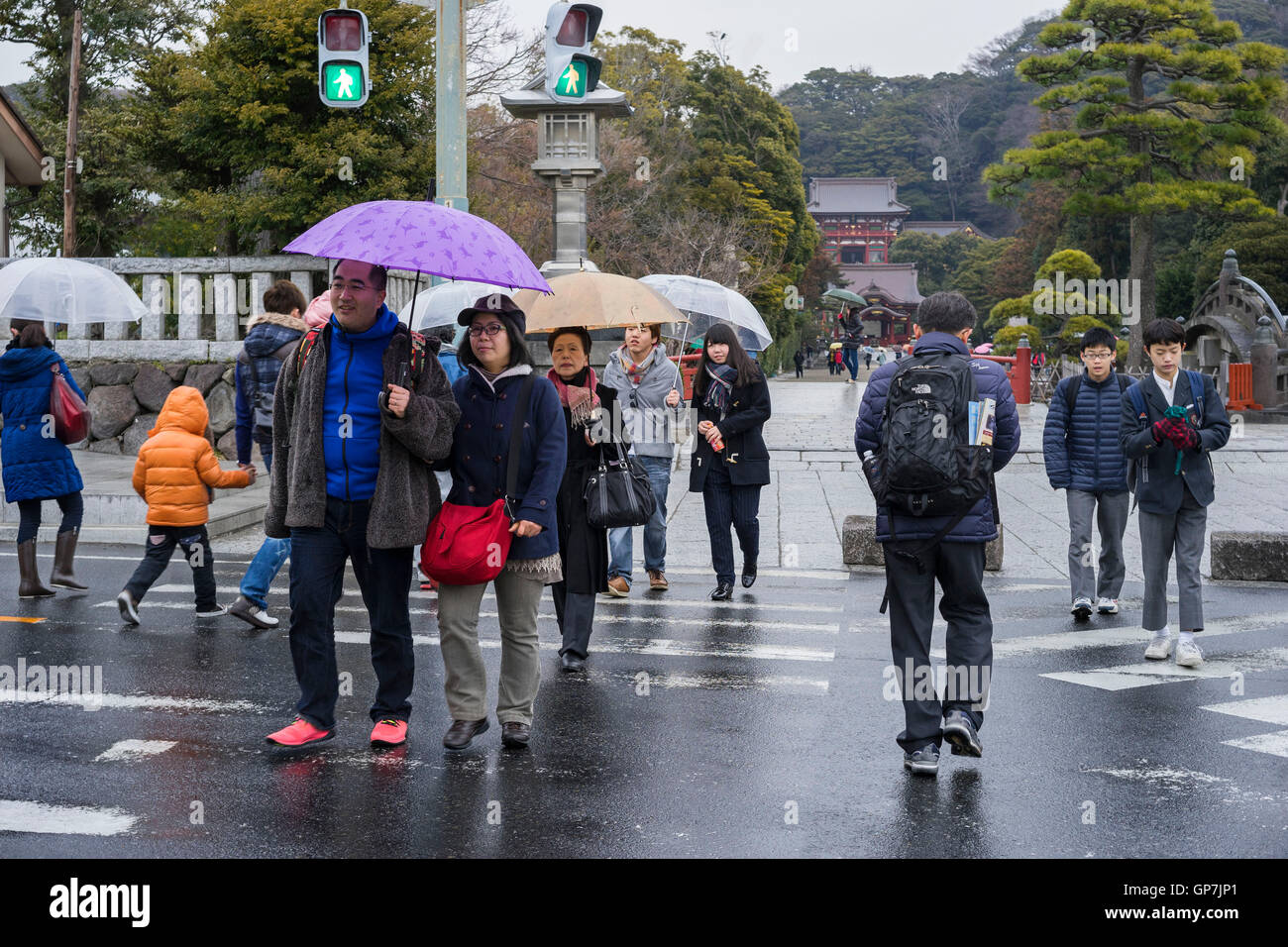 Fußgänger überqueren der Straße, Kamakura, japan Stockfoto