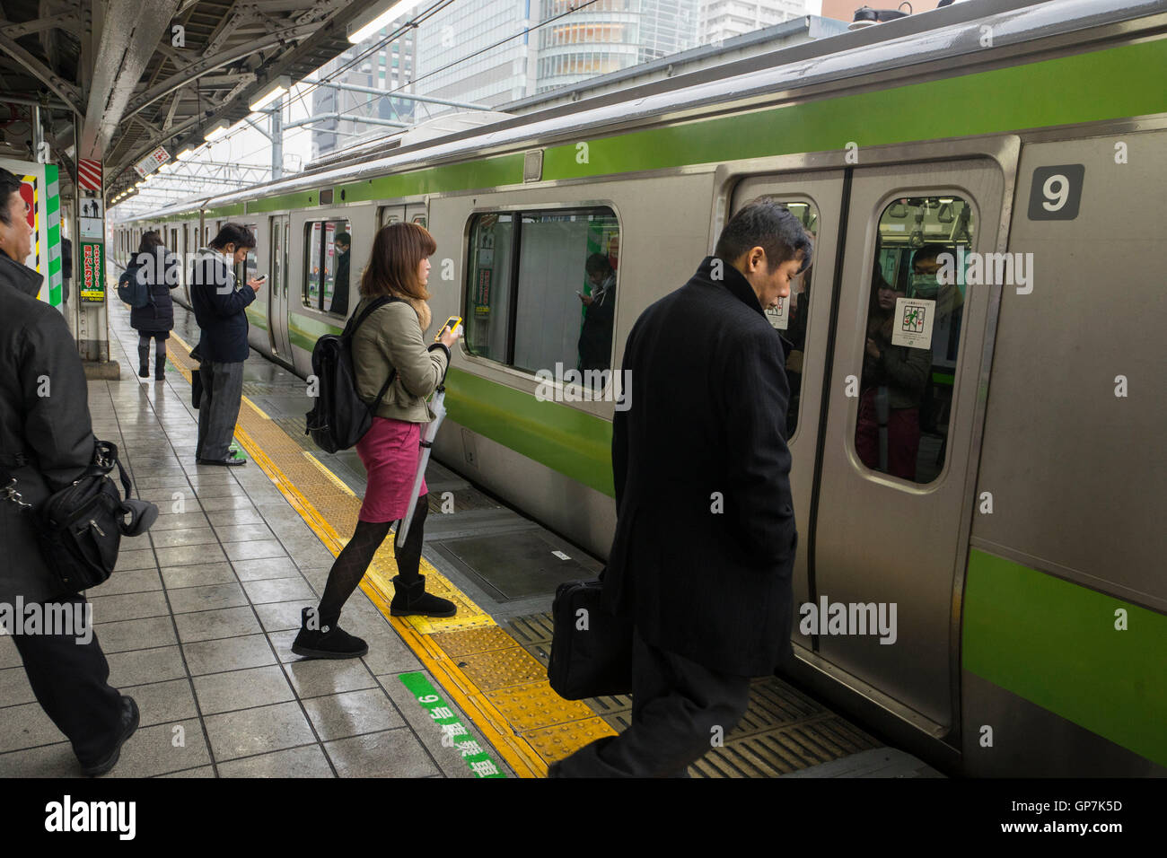 Menschen warten auf Zug auf Plattform, Tokyo, japan Stockfoto