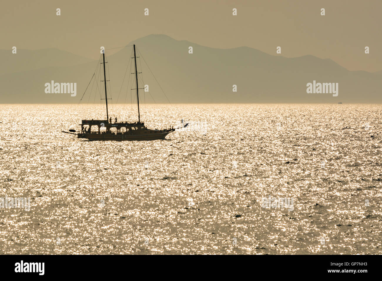 Die blaue Reise bei Sonnenuntergang in der Nähe von Turgutreis, Bodrum, ägäischen Küste der Türkei Stockfoto