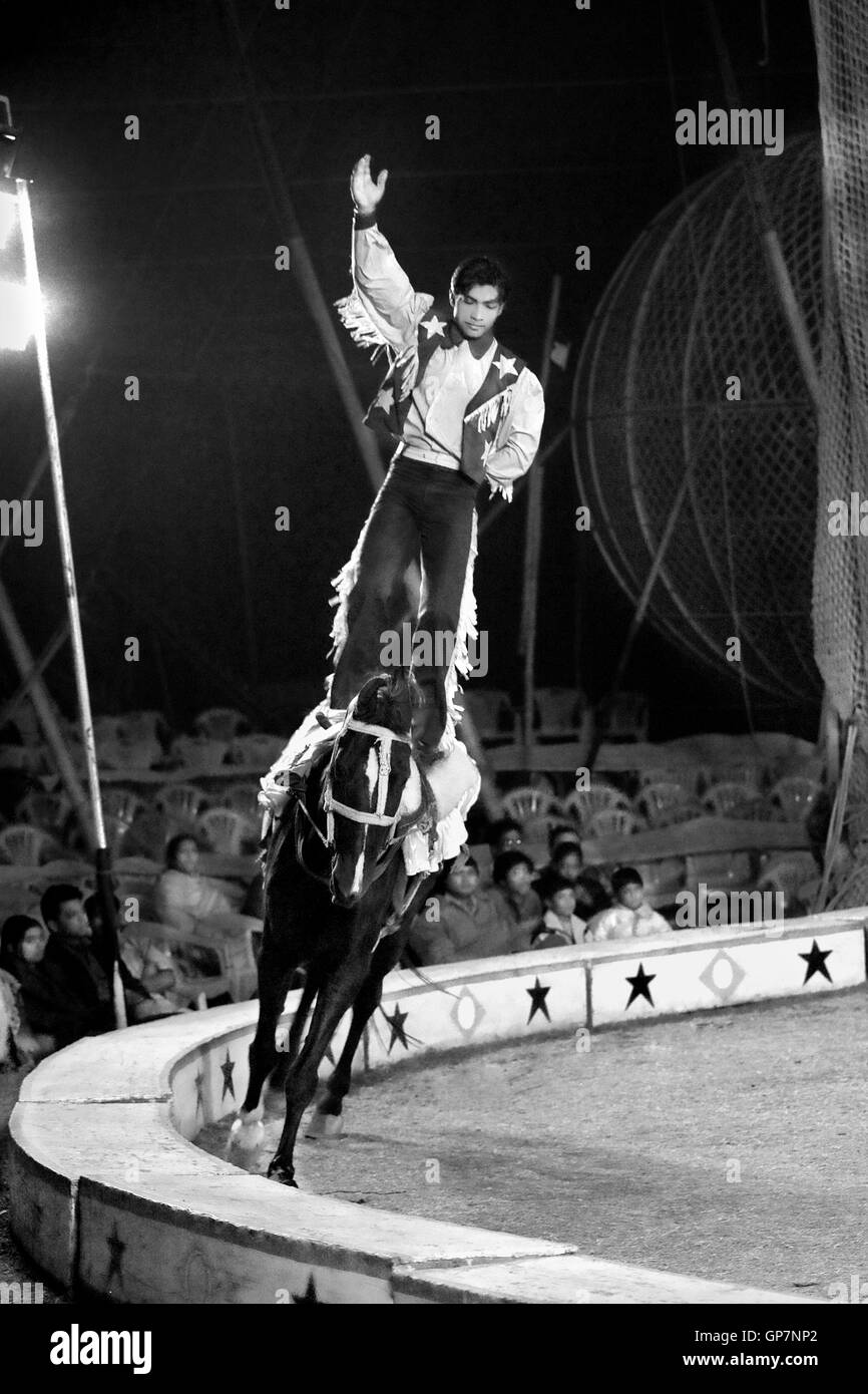 Mann Reiten im Zirkus, Indien, Asien Stockfoto