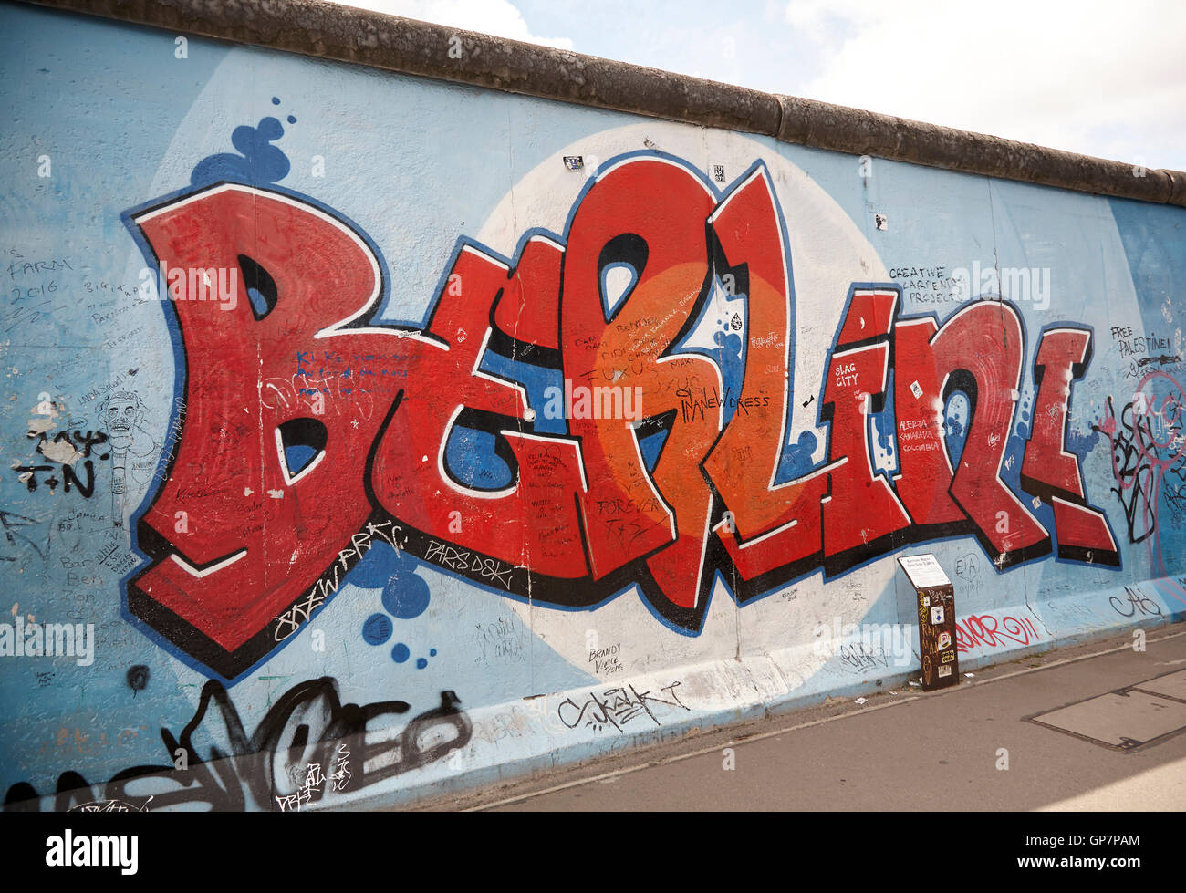 East Side Gallery Graffiti-Kunst, Gemälde auf dem verbleibenden Teil der Berliner Mauer Stockfoto