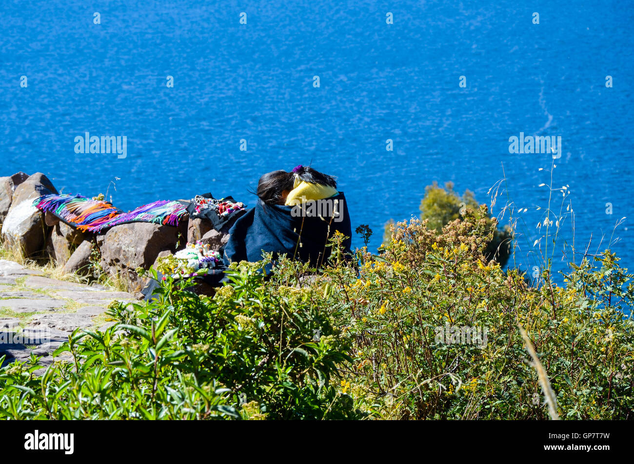 Menschen aus Aymara-Community in ihren bunten Kostümen sind bekannt für ihre feinen dekorativen Webereien Stockfoto