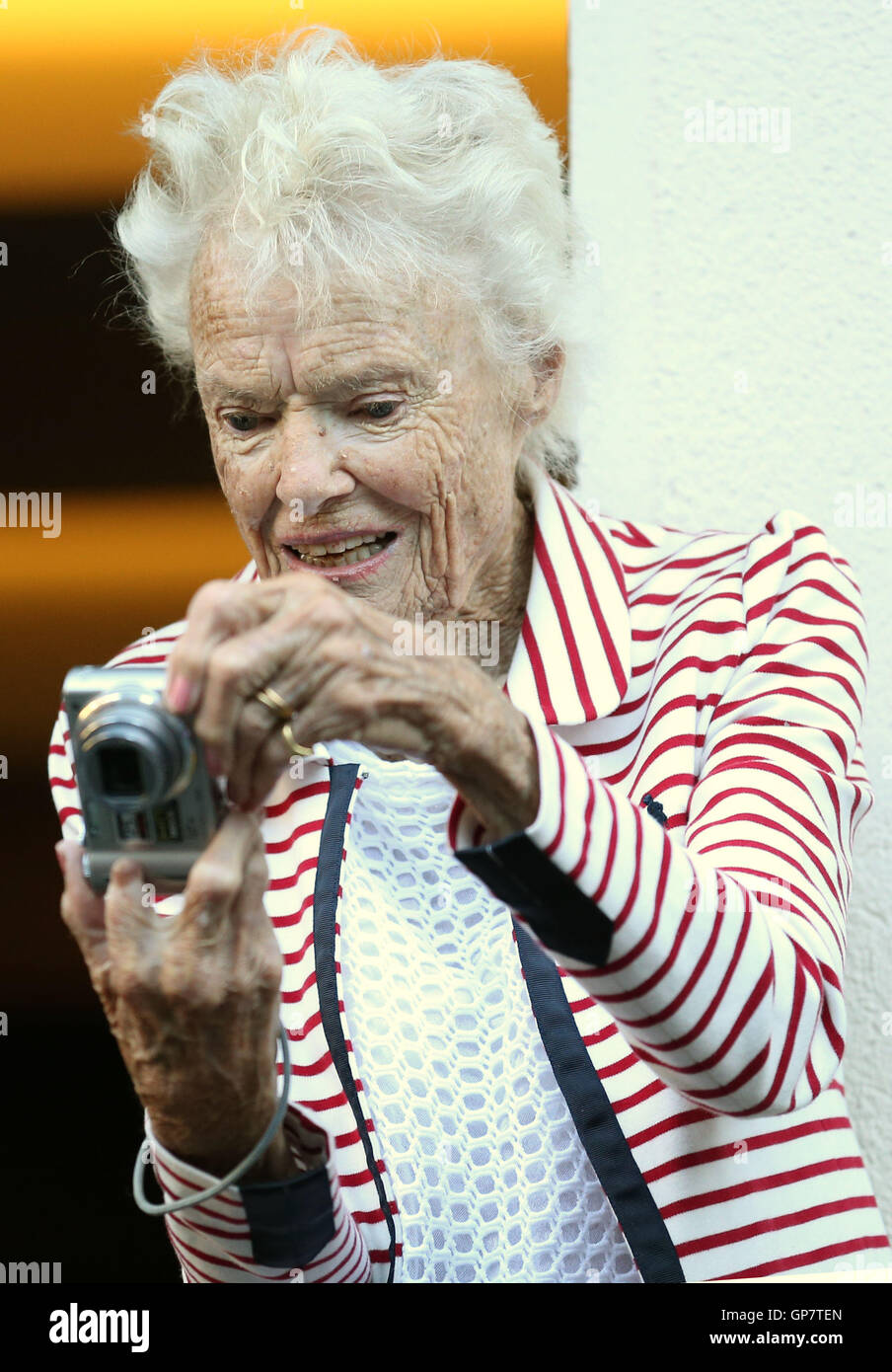 Eve Branson, die Mutter von Sir Richard Branson während des Starts der Jungfrau streben Challenge in Zermatt in der Schweiz. Stockfoto