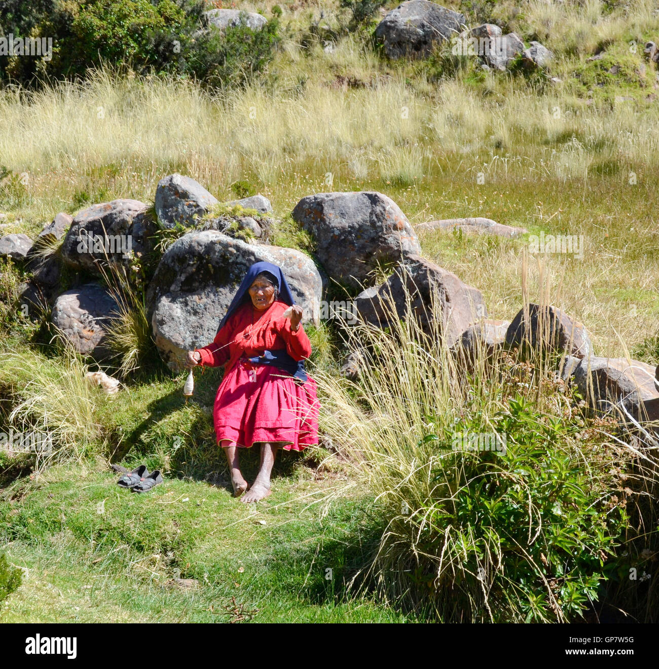 Menschen aus Aymara-Community in ihren bunten Kostümen sind bekannt für ihre feinen dekorativen Webereien Stockfoto