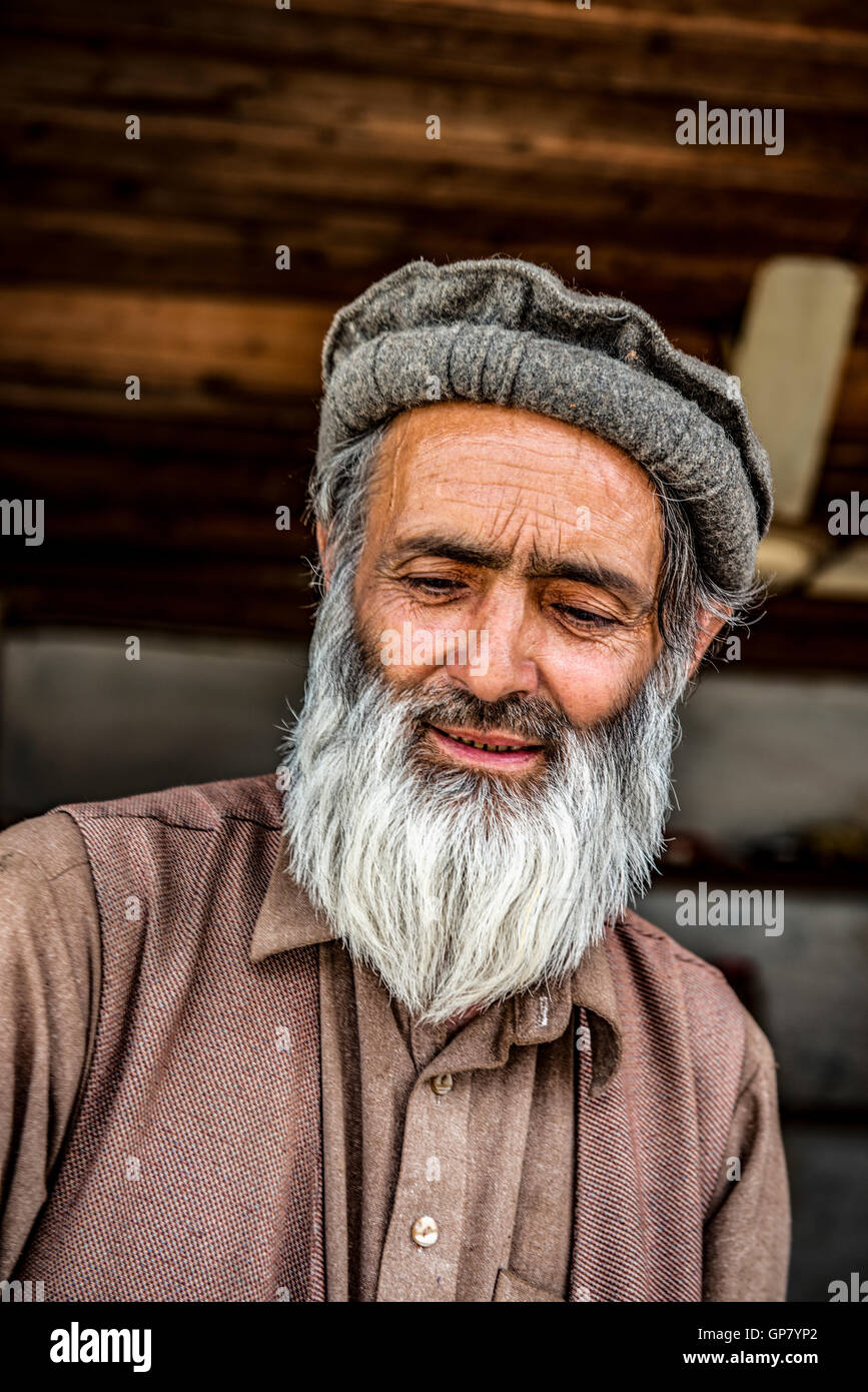 Pakistanischer Koch in Ayun, Nord-Pakistan Stockfoto