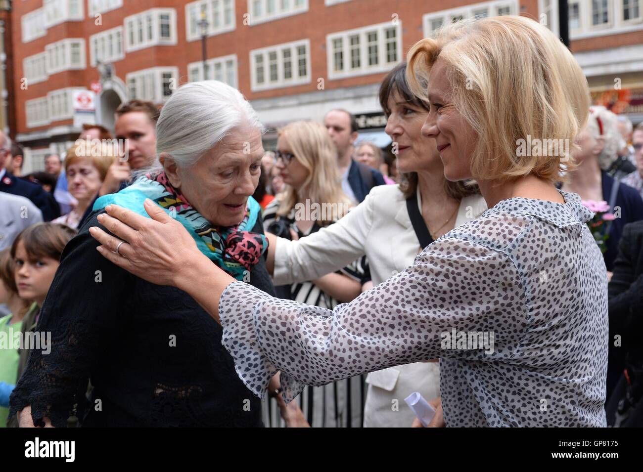 Schauspieler Juliet Stephenson (rechts), Harriet Walter und Vanessa Redgrave (links) schließt sich religiöse Führer und Politiker vor Ort wie sie besucht einen Service zu erinnern, die minderjährige Flüchtlinge in Calais und eine 75.000 Signatur Petiition an dem Innenministerium übergeben fordert die Regierung auf Rettung Hunderte von einsames Kinderflüchtlinge aus Frankreich. Stockfoto