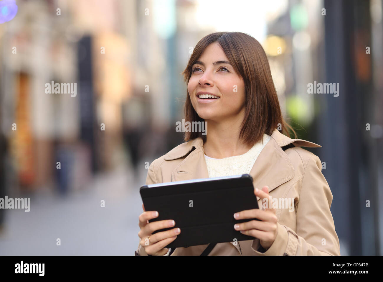 Touristen zu spazieren und Beratung einen Leitfaden in einer Tablette und beobachten erstaunt die Straße Stockfoto