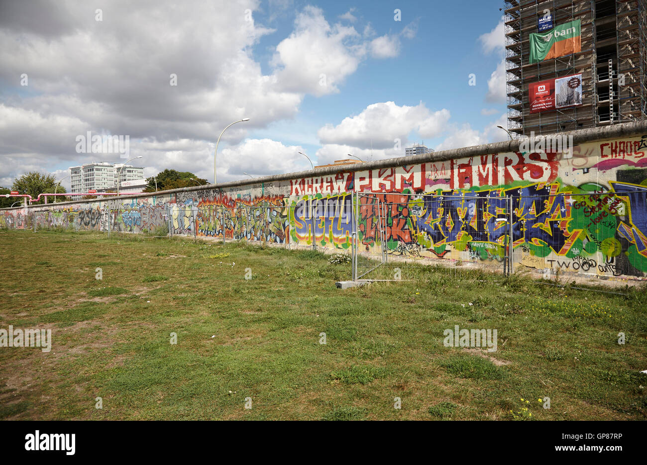 East Side Gallery Graffiti-Kunst, Gemälde auf dem verbleibenden Teil der Berliner Mauer Stockfoto