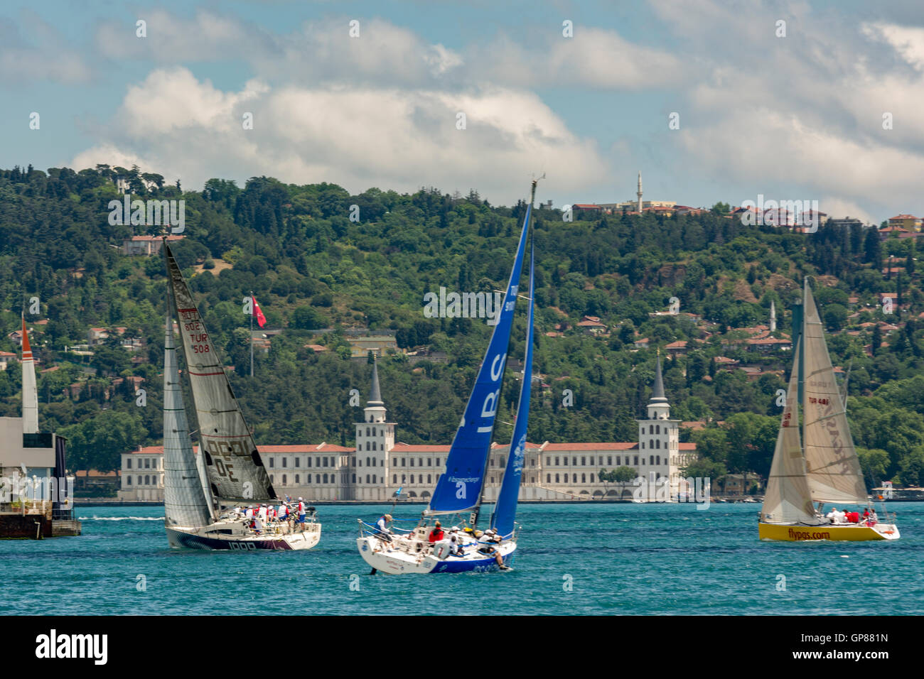 Segeln auf den Bosporus in der Nähe der Quellen Militärschule in Istanbul, Türkei Stockfoto