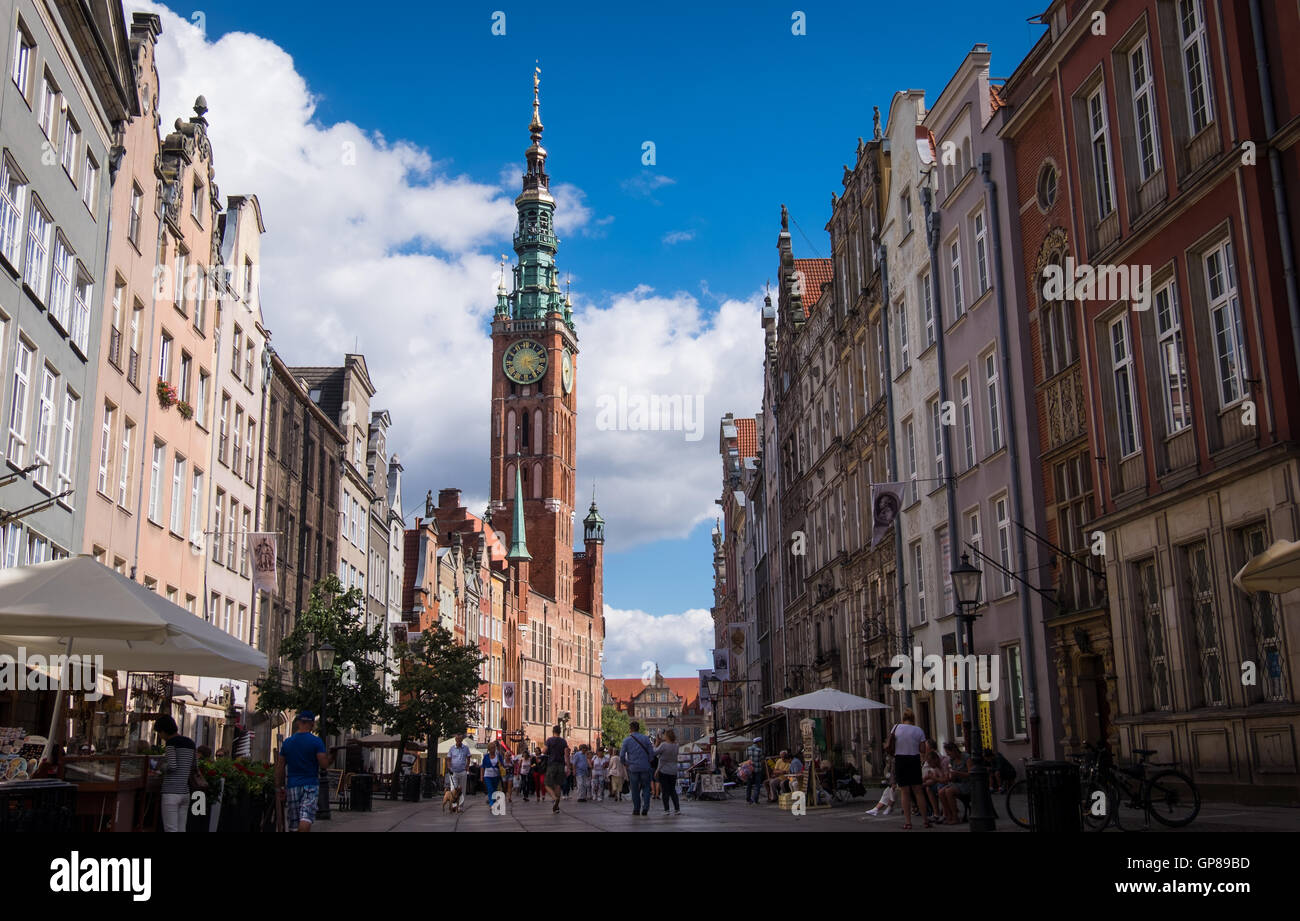 Długa Straße in Danziger Altstadt mit der Gotik-Renaissance-Rathaus mit einem 37 Glocke Glockenspiel, "Muzeum Historyczne Miasta Gdańska". Stockfoto