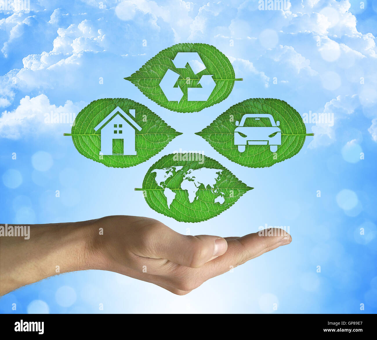 Hand hält ein grünes Blatt mit recycling-Zeichen auf blauem Himmelshintergrund geöffnet. Freundliche Umwelt und nachhaltige Entwicklung Stockfoto