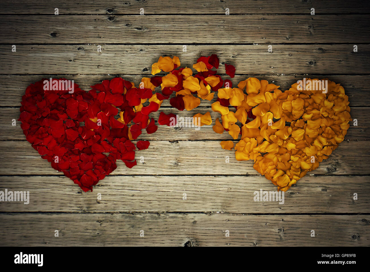 Zwei Rosenblüten Herz-Verbindung auf Holz Hintergrund. Romantische Beziehung Konzept. Symbol der Verbundenheit und Liebe, geben und excha Stockfoto