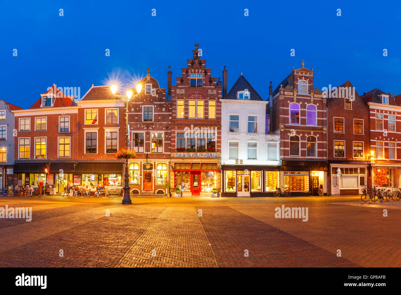 Marktplatz in der Nacht in Delft, Niederlande Stockfoto