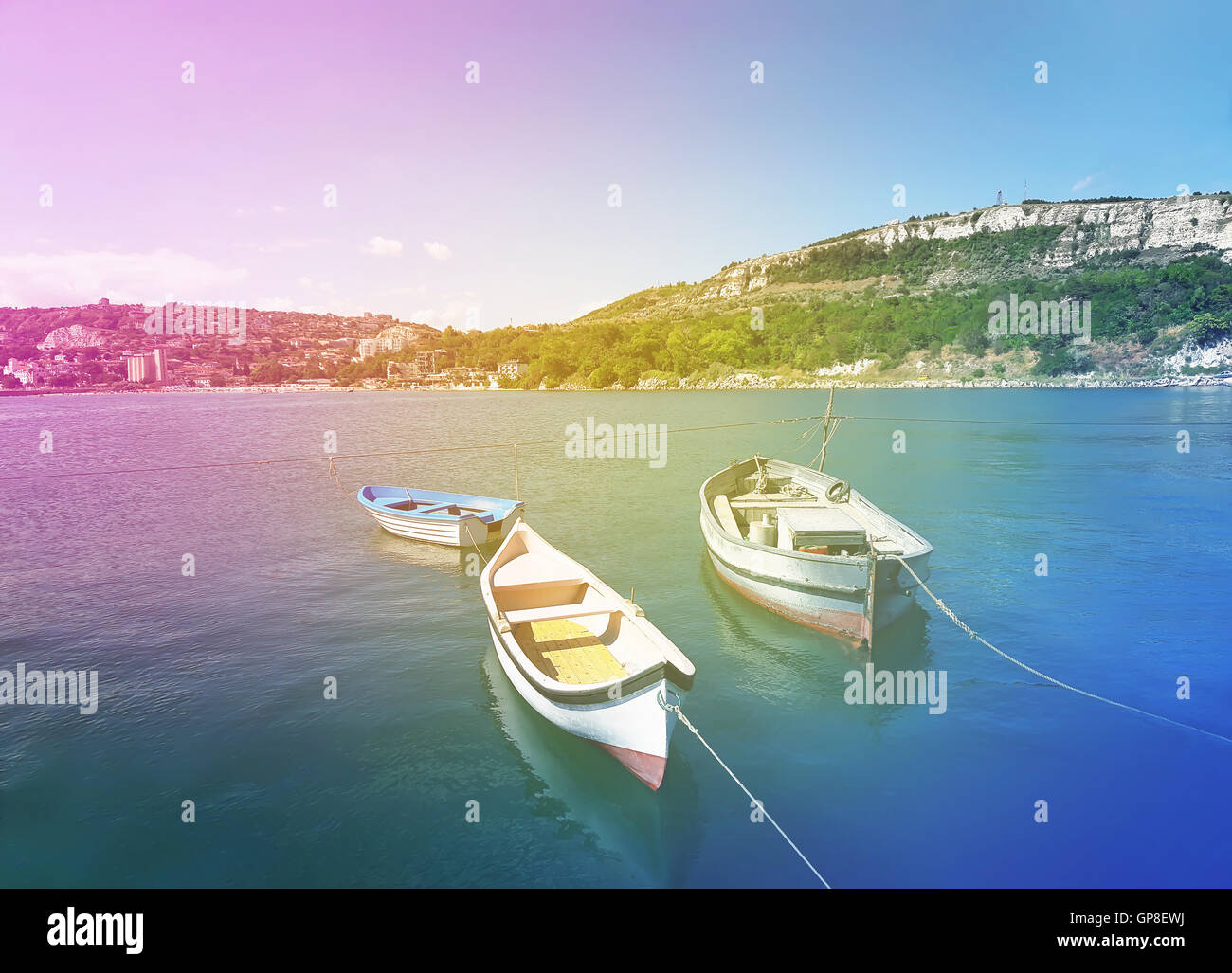 Schwimmende Boote in der Nähe die Birne im Schwarzen Meer Stadt Balchik, Bulgarien. Sommer Urlaub Hintergrund. Freude, Glück und recreati Stockfoto