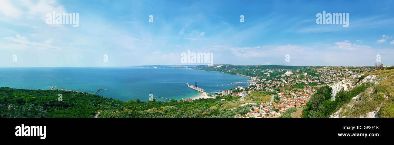Schönes Panorama der Küste des Schwarzen Meeres in der Stadt Balchik, Bulgarien. Urlaub und Ferien Bildschirmschoner Stockfoto