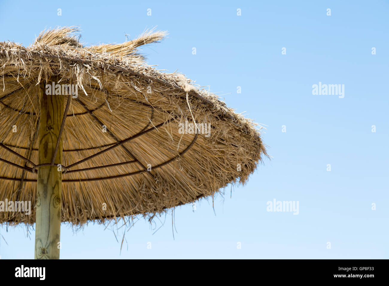 Grass Sonnenschirm auf blauen Himmelshintergrund Stockfoto