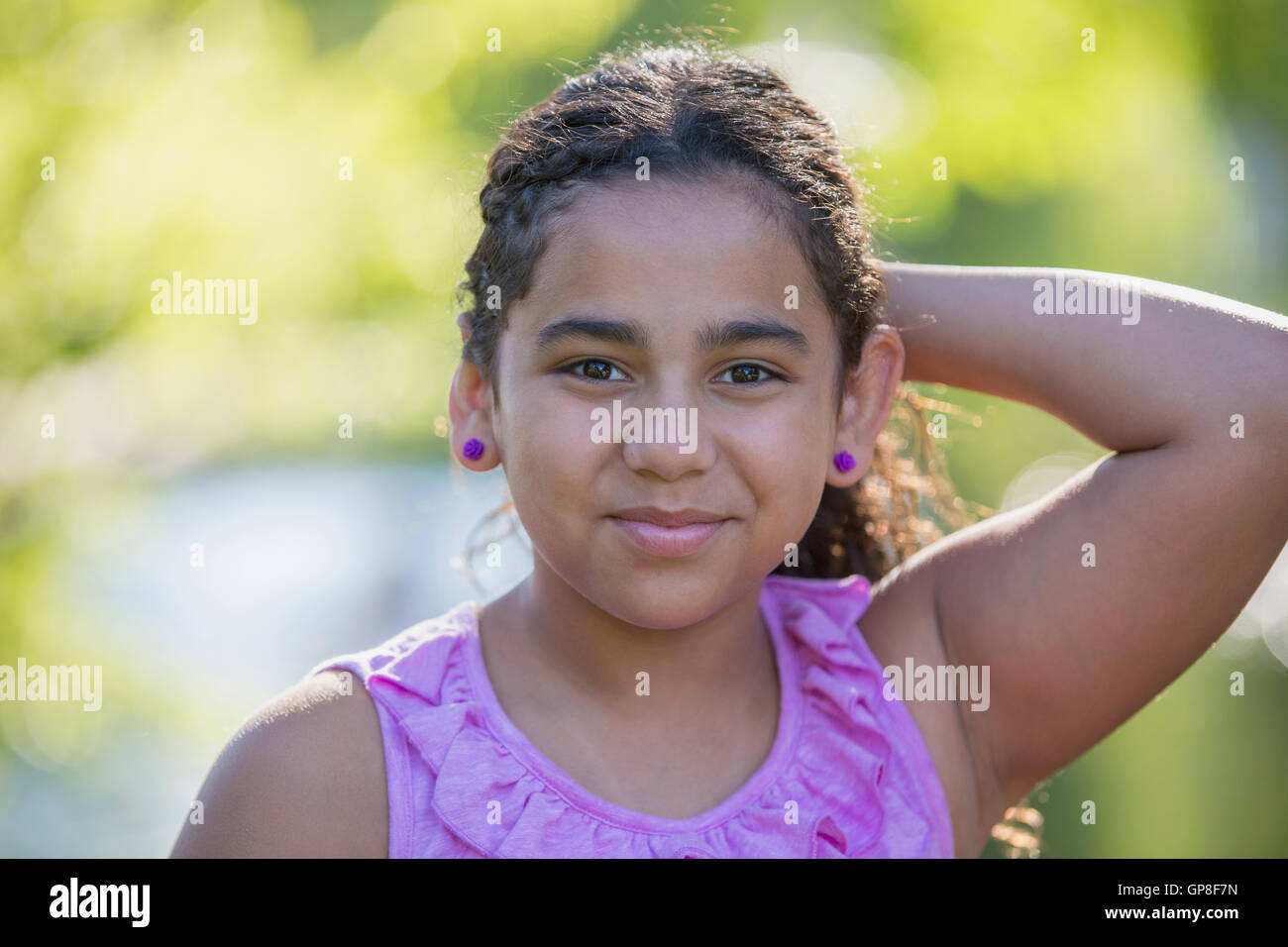 Porträt von Hispanic Teen Mädchen lächelnd Stockfoto
