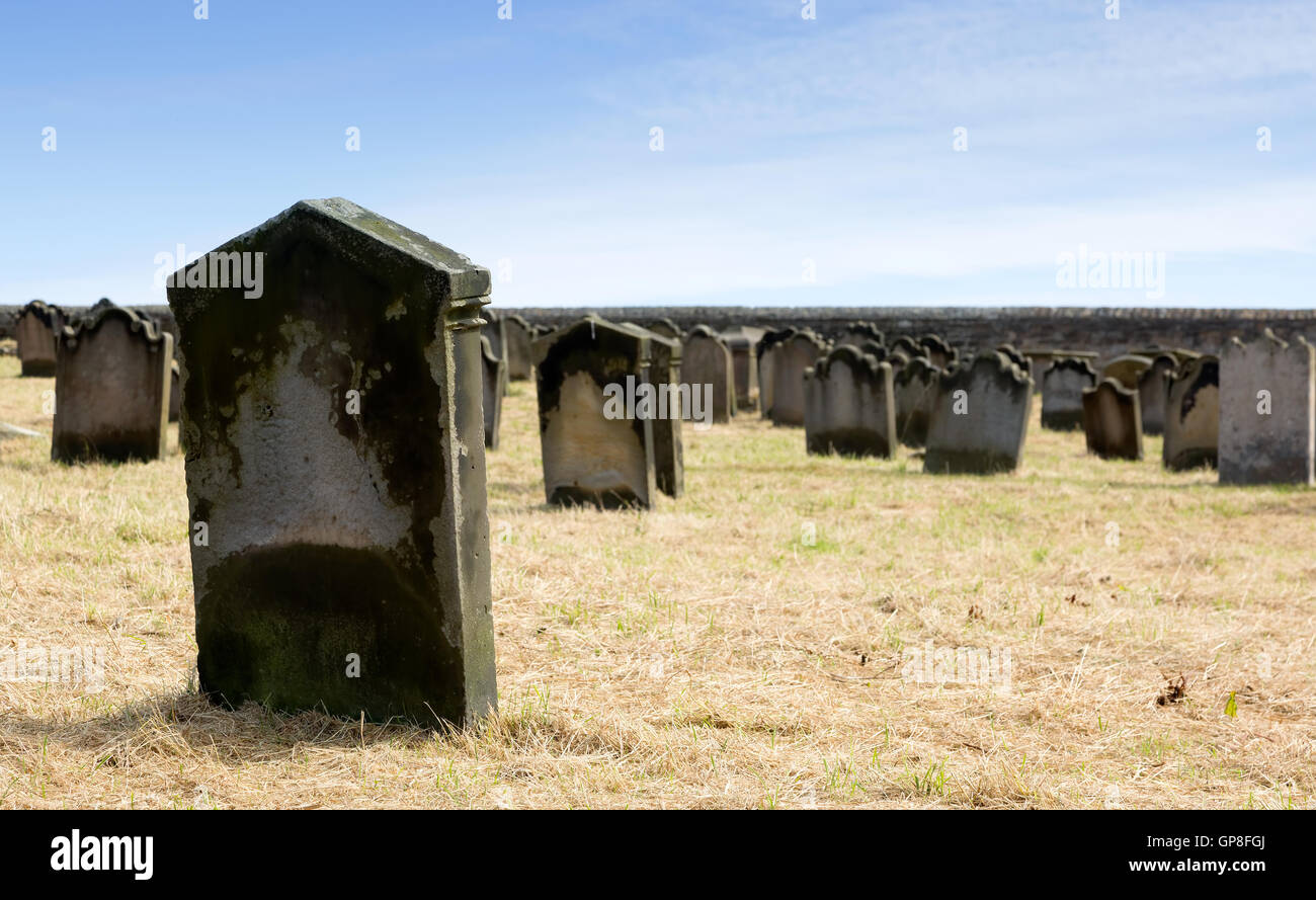 Alter Friedhof mit vielen Grabsteinen Stockfoto