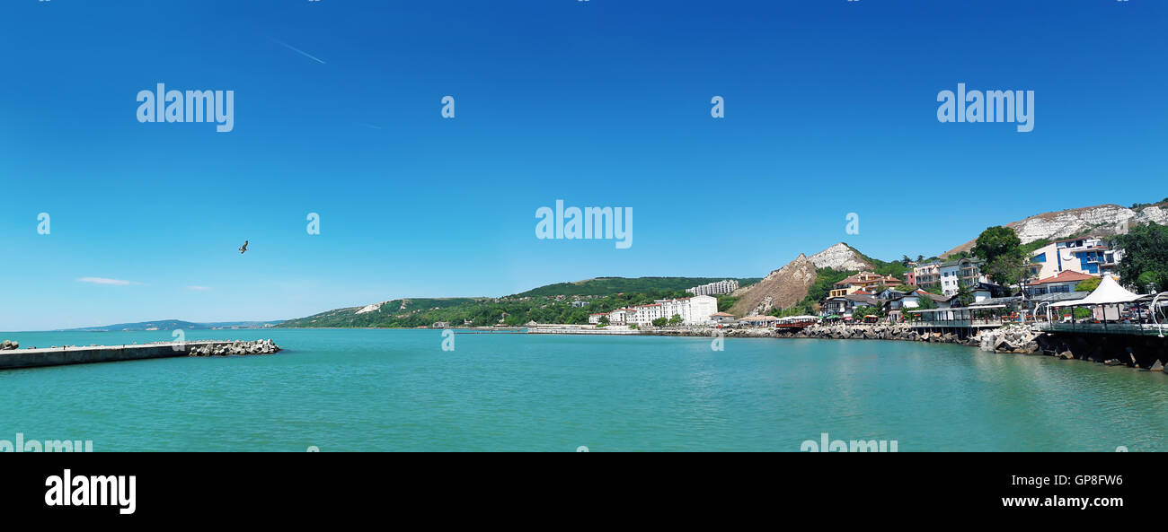 Klarer Morgen Panoramablick von der Küste des Schwarzen Meeres, Stadt Balchik, Bulgarien Stockfoto